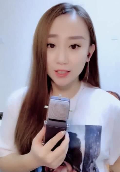 32岁丫蛋离婚后罕见现身,十年过去容貌大变,美到认不出!