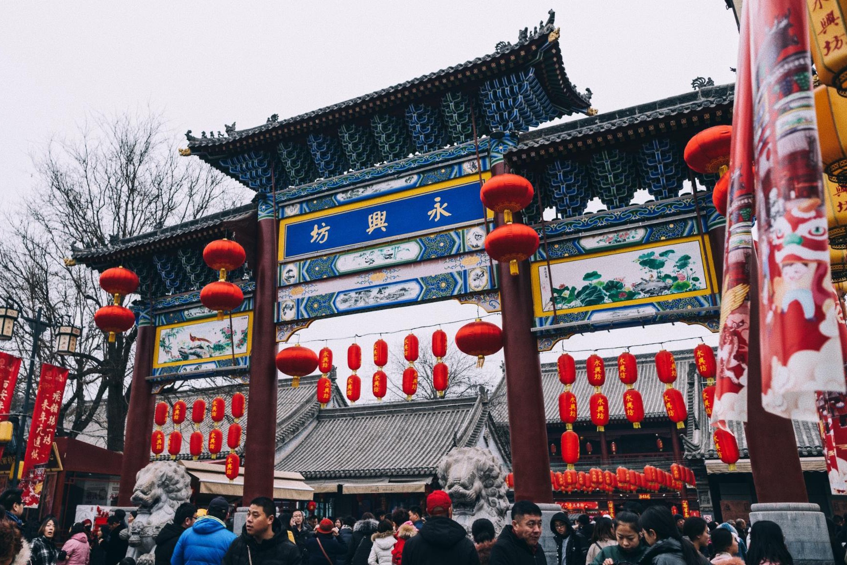 西安永兴坊为什么会火?除了摔碗酒,大家都忽视了文化底蕴和美食