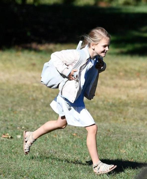 瑞典王室晒出女王储新照单麻花辫穿碎花裙五官精致宛如洋娃娃