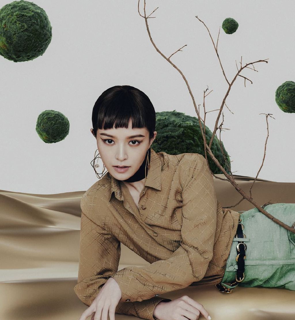 新《天龙八部》中她是王语嫣,今穿毛衣轻纱裙,配齐刘海复古大气