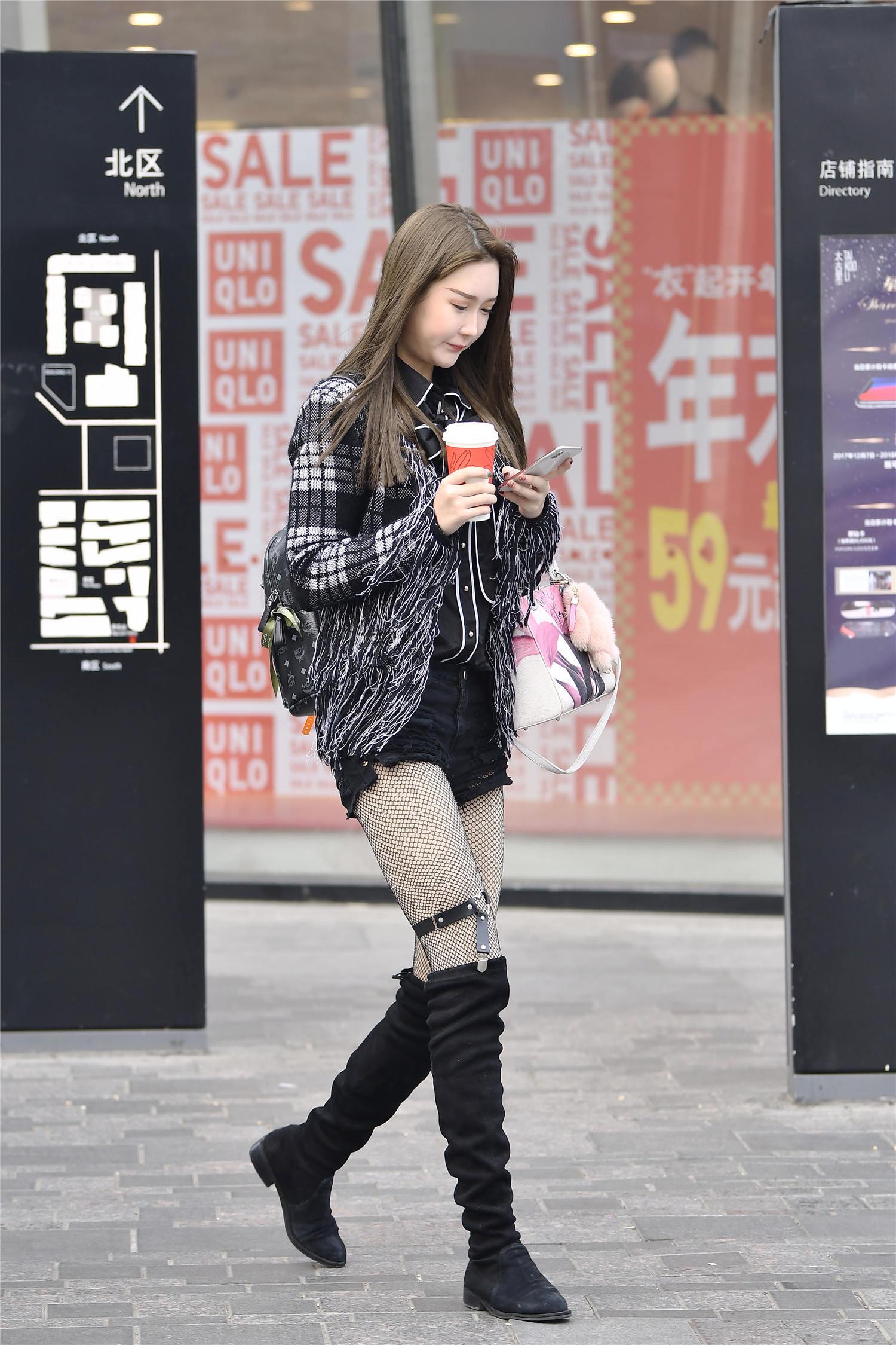 网格的 "光腿神器"搭配长靴,姑娘配一个腿环,穿出时尚感觉