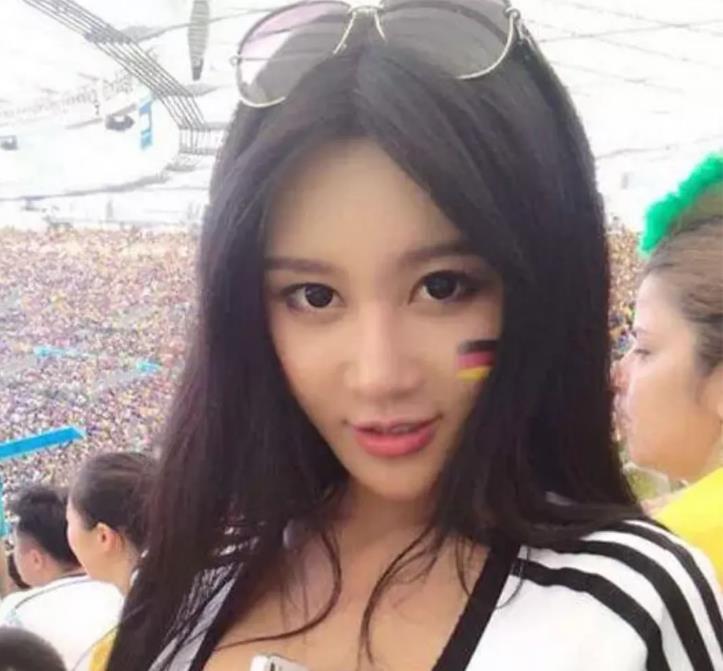 最美足球宝贝因胸夹手机与周润发合作26岁的生活你想不到