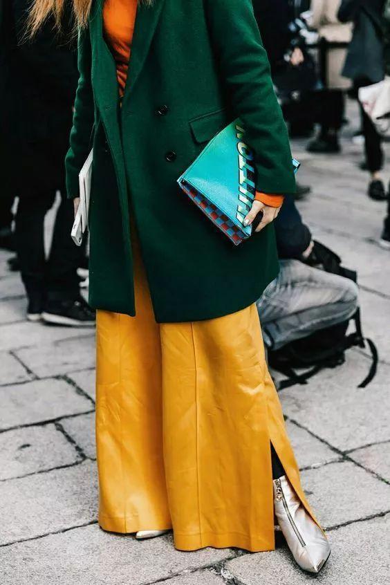 今年冬天流行的复古色系,多了不羁个性,强大的气场让人难以忽视