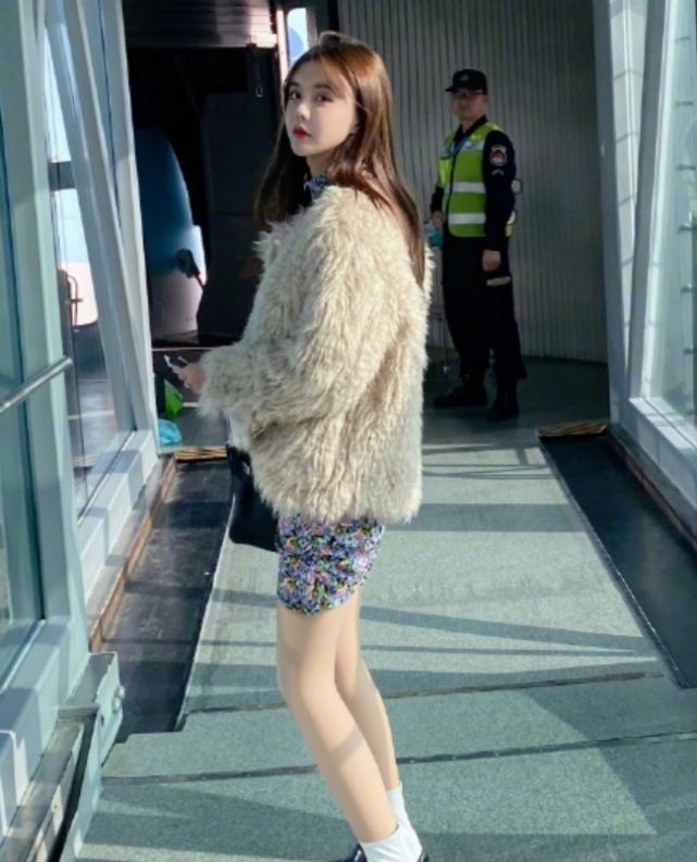 韩安冉为复出豁出去了直接把双腿p成11字腿细到快没肉