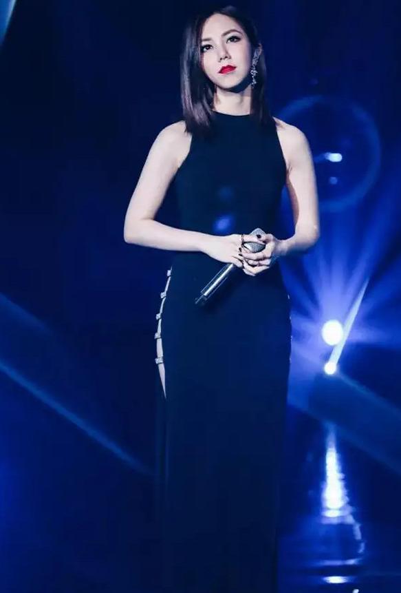 邓紫棋为证明腿瘦,直接把旗袍开叉到腰间,这胯是被天使吻过吗?