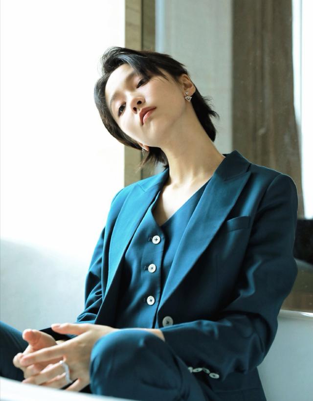 短发造型的"诸葛大力"成果,大长腿超吸睛,身材有料充满女人味