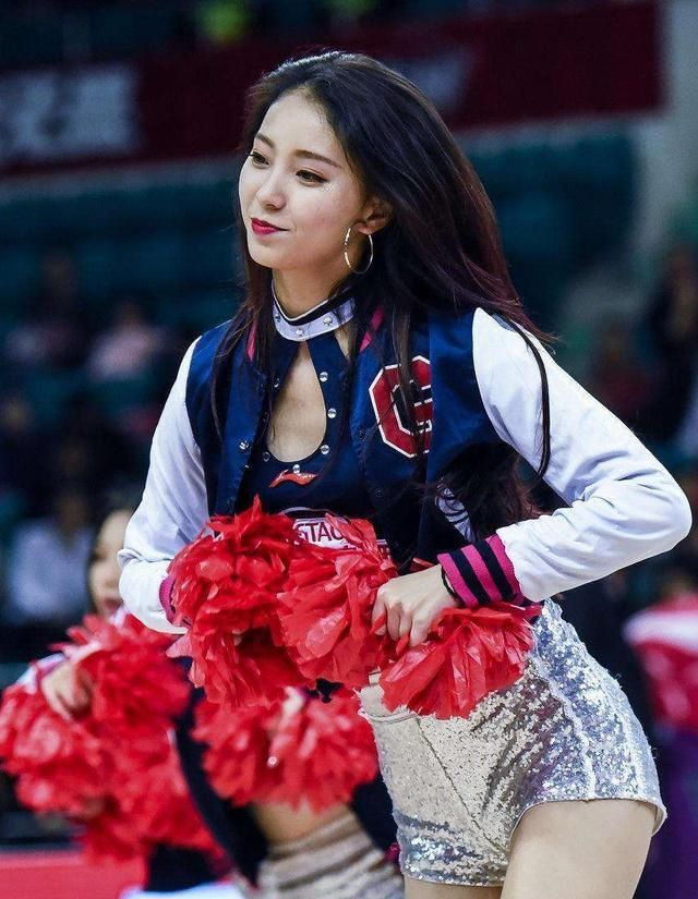 cba最美拉拉队长自曝cba潜规则男友身材很高大