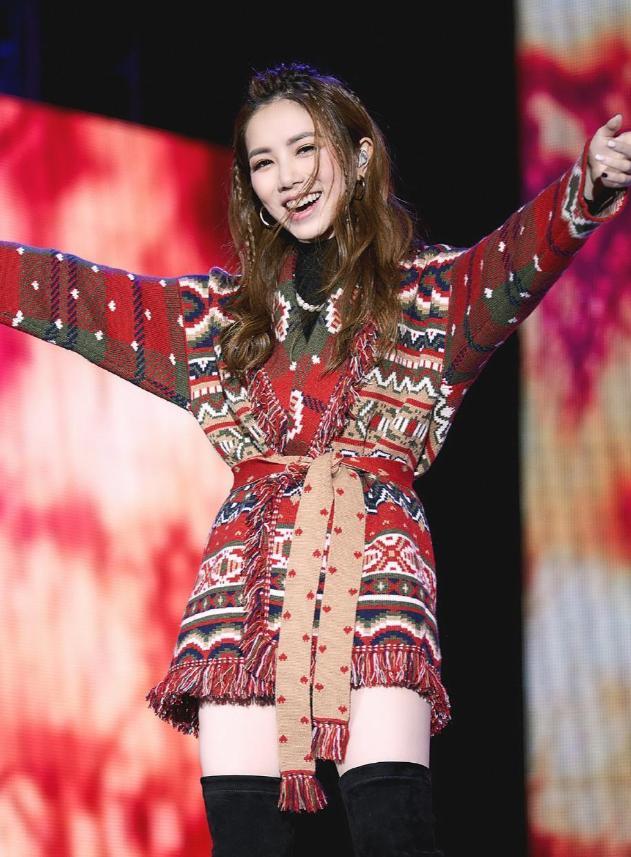 邓紫棋为证明腿瘦,直接把旗袍开叉到腰间,这胯是被天使吻过吗?