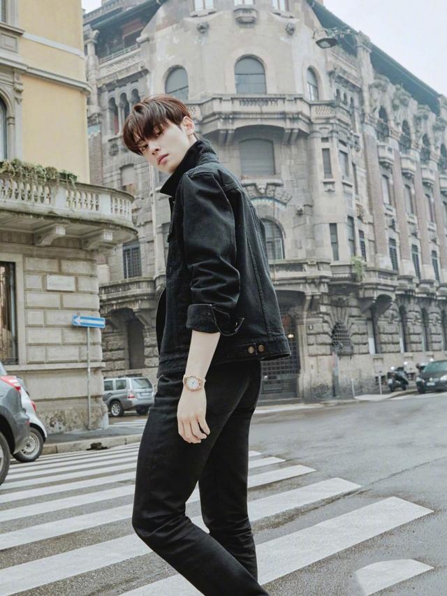 "男团颜霸"车银优拍大片,波点衬衫叠穿红皮衣,身材好就是任性