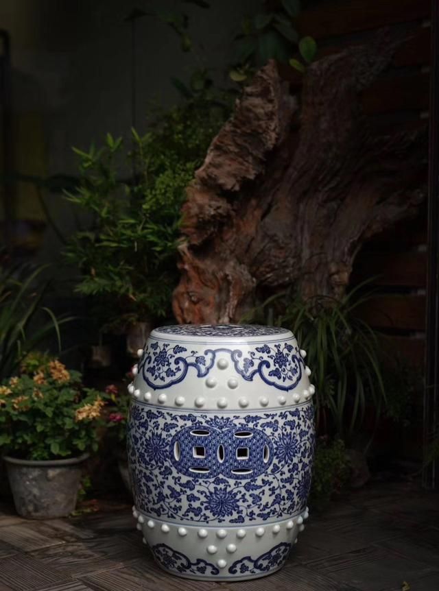 青花瓷,缠枝莲圆鼓凳