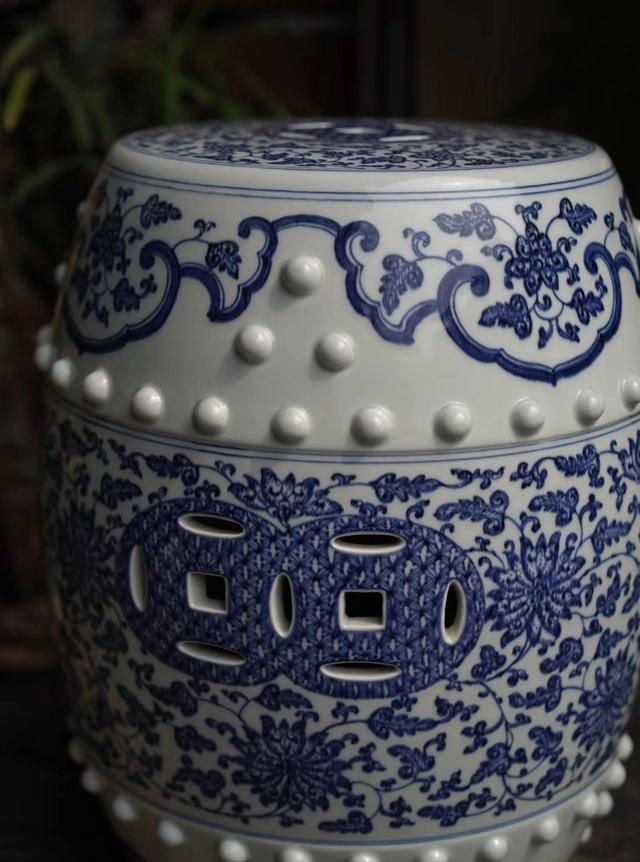 青花瓷,缠枝莲圆鼓凳