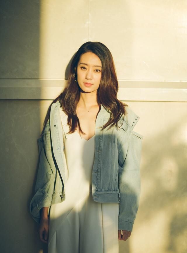 “最美小品演员”张小斐，粉色毛衣+马丁靴撞衫郑爽，丝毫不输！