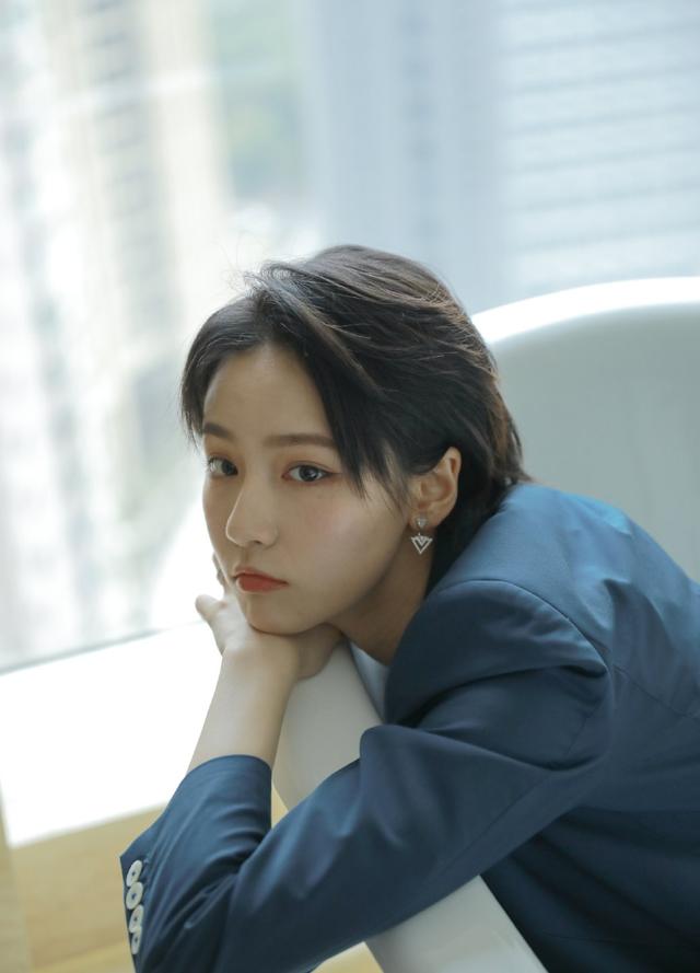 短发造型的"诸葛大力"成果,大长腿超吸睛,身材有料充满女人味