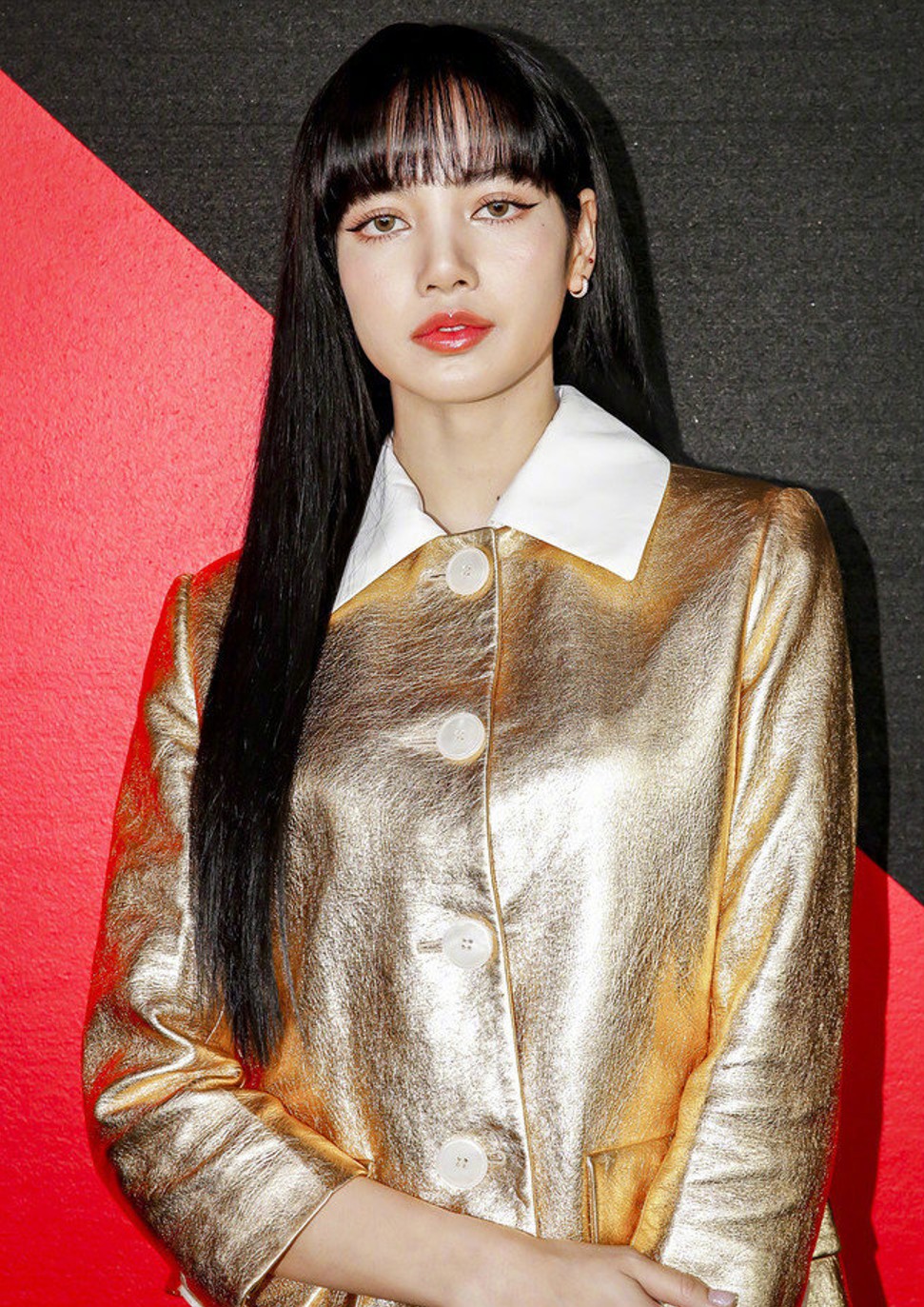 人间芭比lisa惊艳亮相秀场穿金色套装超亮眼身材真能打