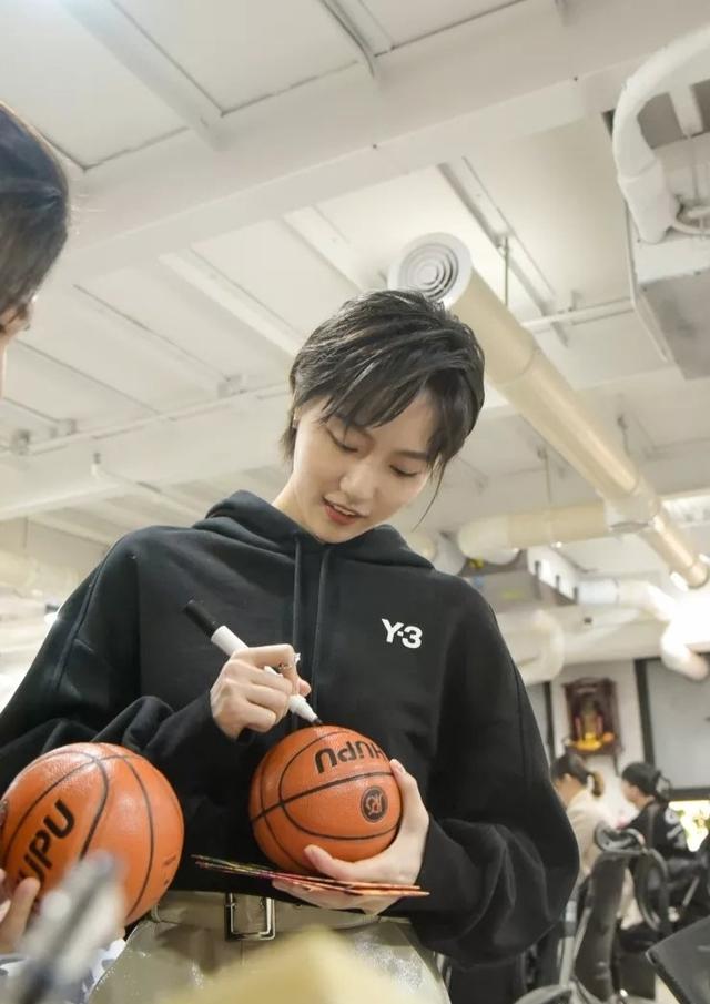 短发造型的"诸葛大力"成果,大长腿超吸睛,身材有料充满女人味