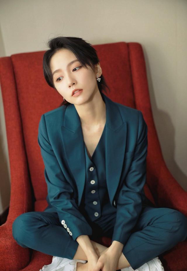 短发造型的"诸葛大力"成果,大长腿超吸睛,身材有料充满女人味
