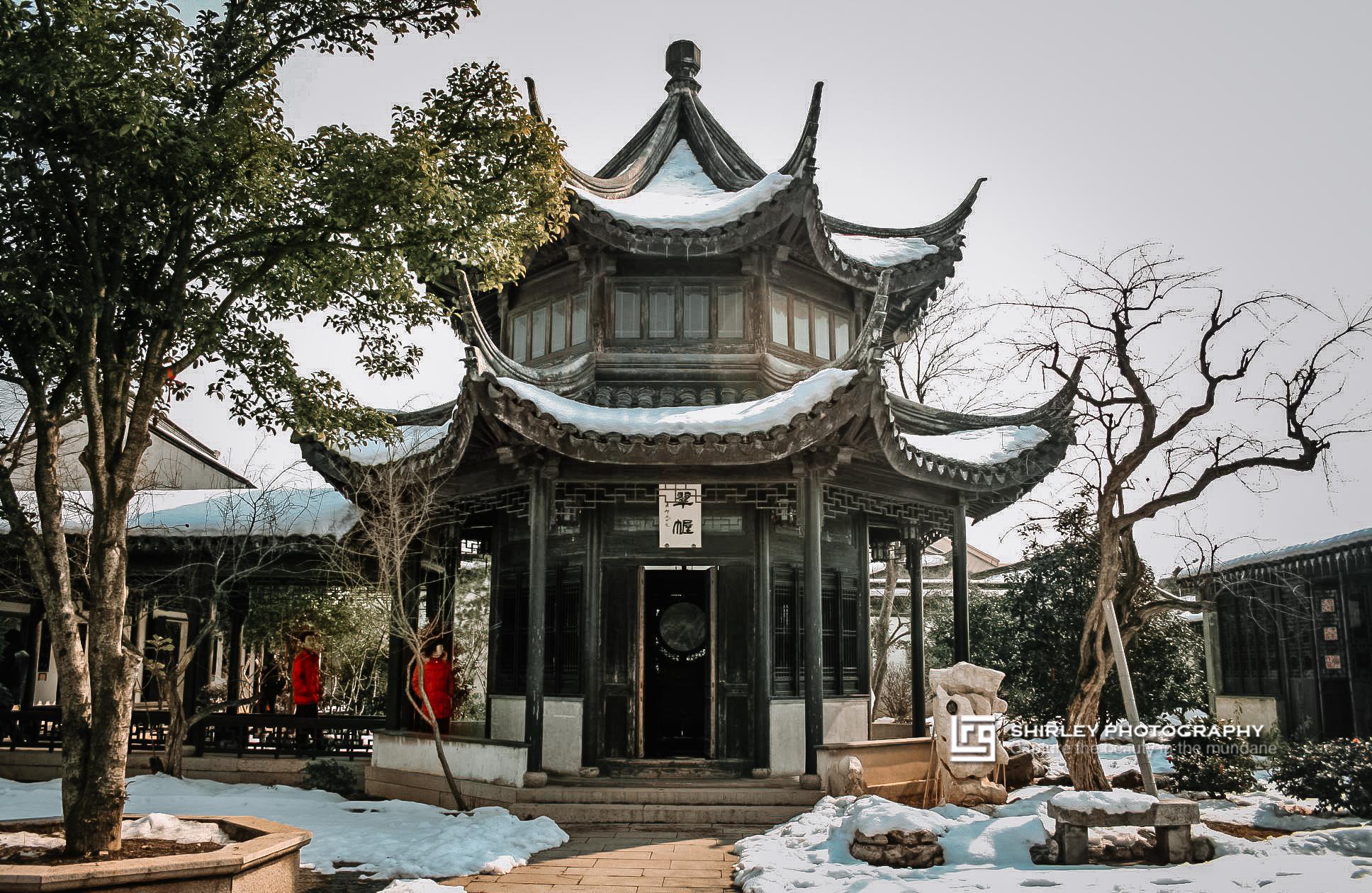 虹飲山房位於蘇州市吳中區木瀆鎮山塘街,門對香溪,背靠靈巖,可以說是