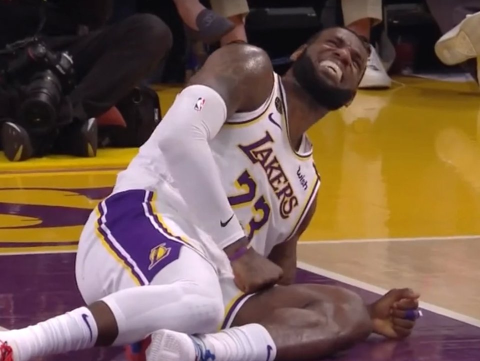 詹姆斯痛苦倒地,谁注意霍华德的举动,难怪湖人球迷喜欢他