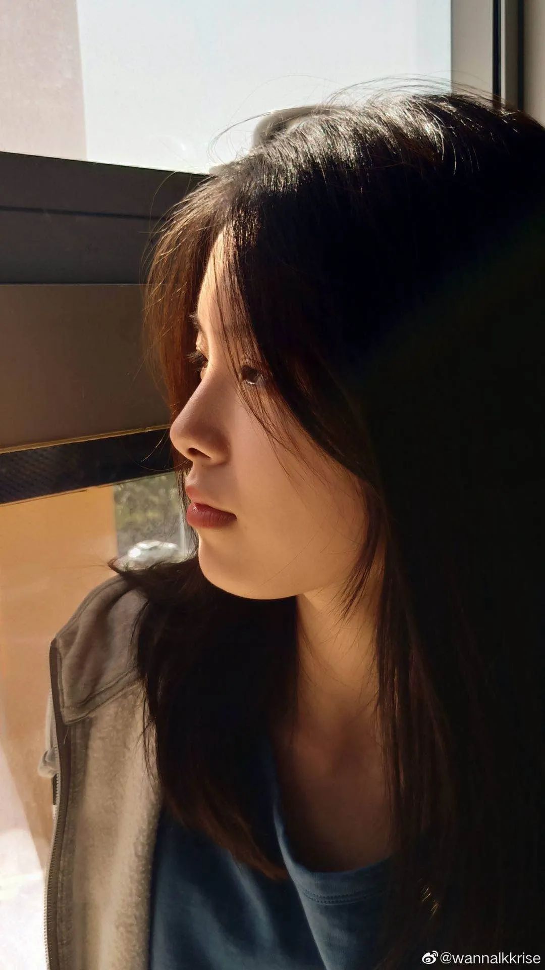 阳光落在她的侧脸上,有一种青春电影中女主角的味道