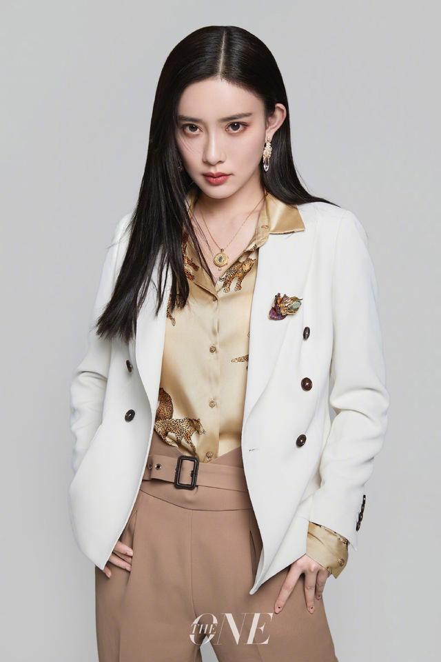 孟子义杂志造型大片,高扎马尾搭配精致妆容,诠释利落御姐的风范