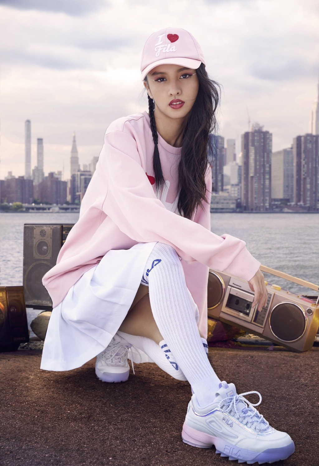 木村光希哪像17岁的少女,穿斜肩黑色紧身裙,配蓝色眼妆好成熟