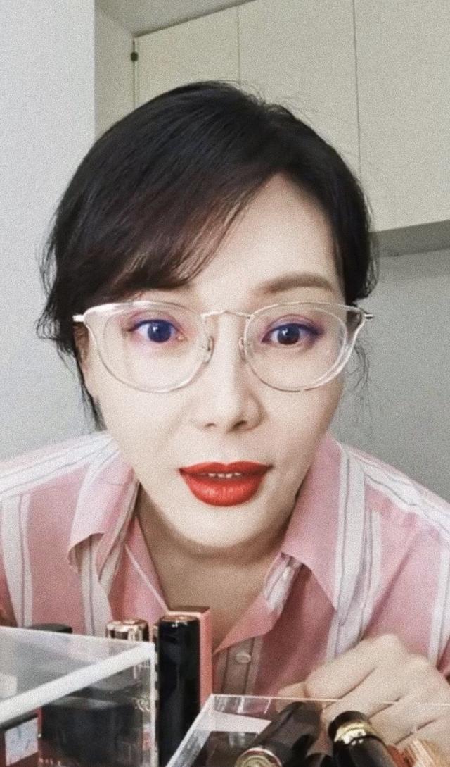 43岁陈数直播口红试色,霸道总裁也能很温柔,带货能力不输李佳琦