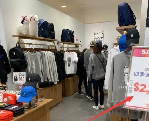 霍建华资金紧张？现身平价服装店低调购物，林心如一旁静静等待
