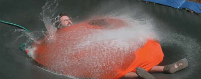 男子将放在肚子上的大气球充进水爆炸后看到男子的表情我笑了