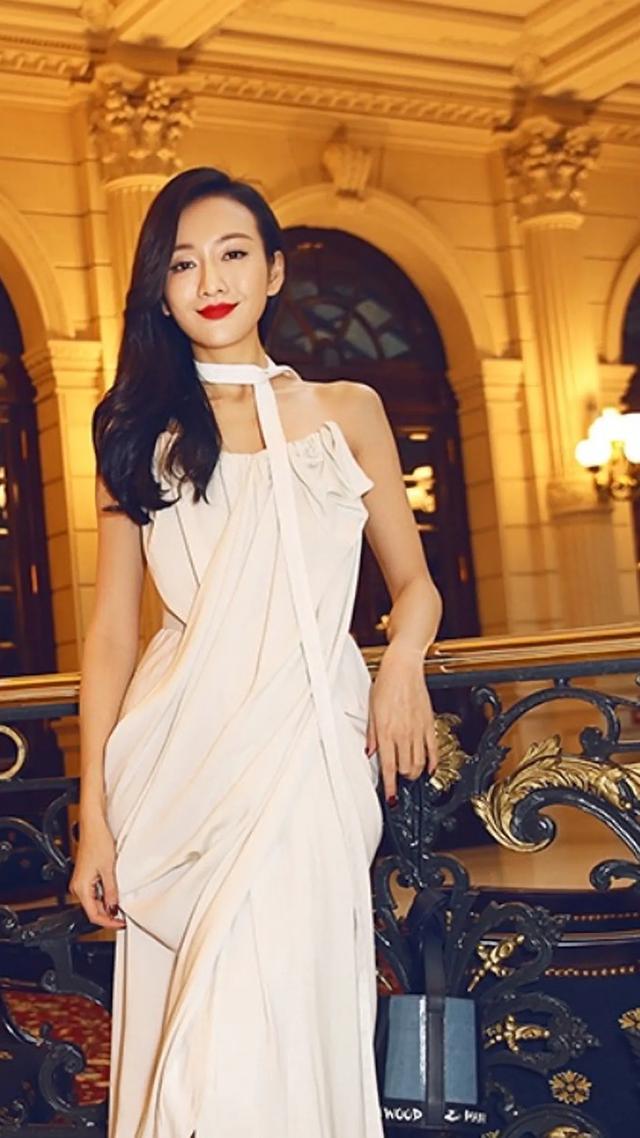 王鸥美的不一般,全身上下只有一根带子,轻咬嘴唇的表情让人迷醉