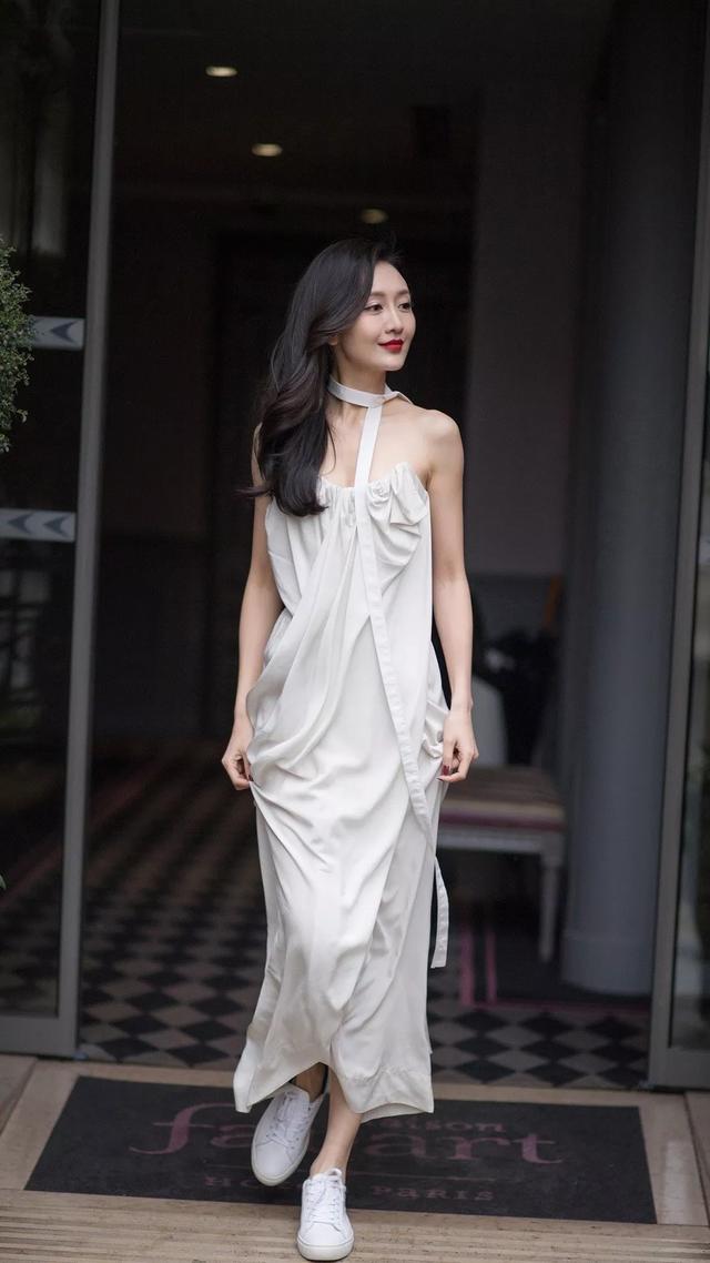 王鸥美的不一般,全身上下只有一根带子,轻咬嘴唇的表情让人迷醉