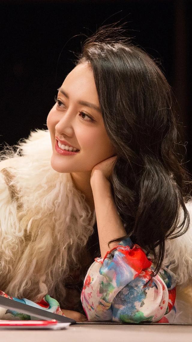 王鸥美的不一般,全身上下只有一根带子,轻咬嘴唇的表情让人迷醉