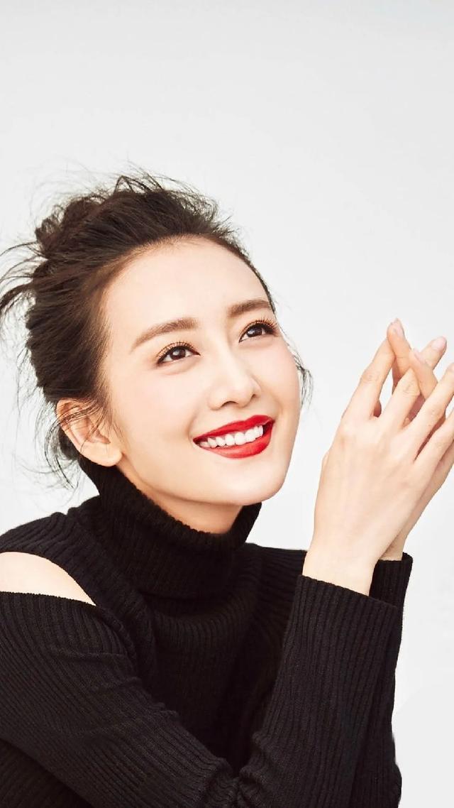 王鸥美的不一般,全身上下只有一根带子,轻咬嘴唇的表情让人迷醉