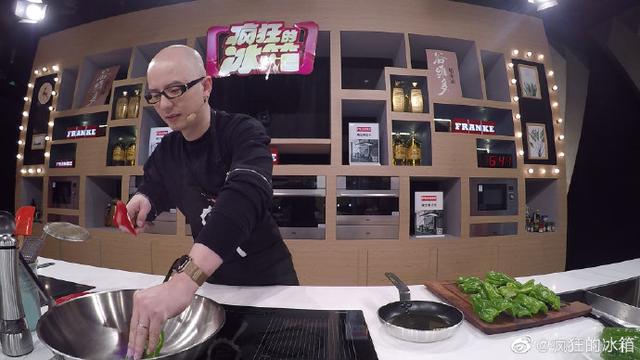 平安疯狂的冰箱秀厨艺自曝曾在杨澜公司做会计