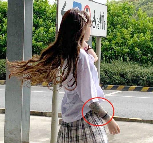 杨清柠全身上下多少纹身?光是看的见就三个,腿上还有前任痕迹