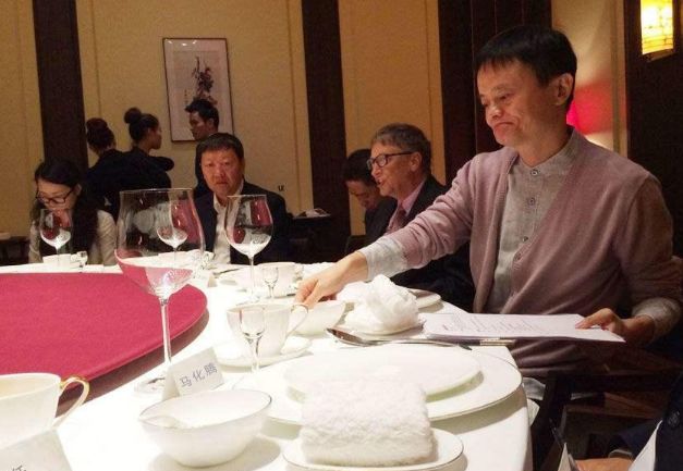 但是当这两个人吃饭的场景,照片流出来之后,很多人却相信了,从照片当