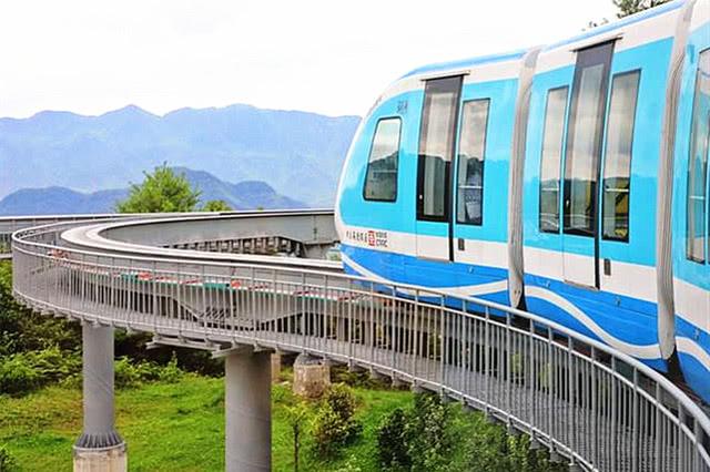 这是普通的观光缆车所无法抵达的高度,如今通过高铁线路能够带领乘客