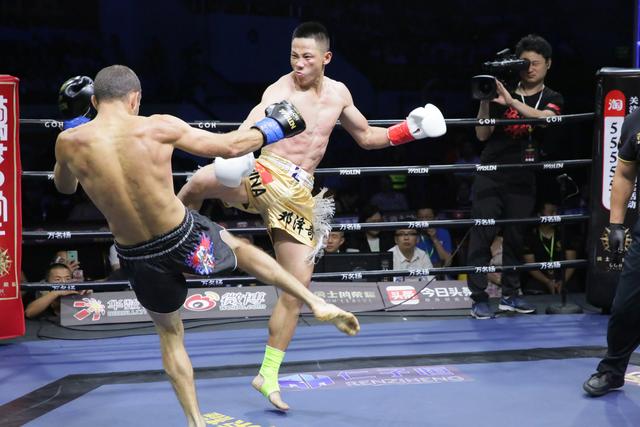 邓泽奇演绎暴力美学,展现超强压制力,一波猛攻ko对手