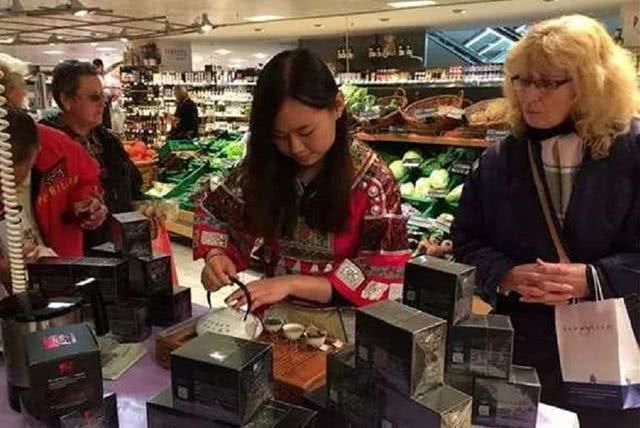 韩国游客到中国疯狂购物，他们都买了什么？让中国大妈都表示无语