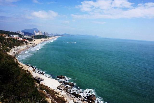 东方银滩坐落于阳江市海陵岛,位于列入世界吉尼斯纪录大全的"十里银滩
