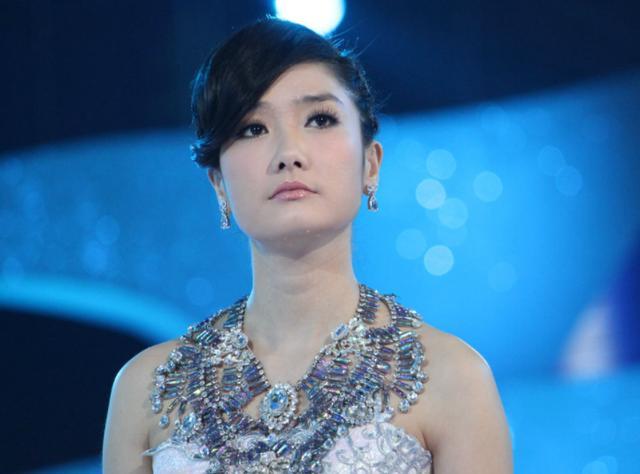 想要拆散玲花和曾毅,玲花拒绝单飞,她的仗义成就了凤凰传奇