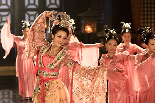 她被誉为"古装第一美人",因被狗咬伤毁容,被整容风波缠身