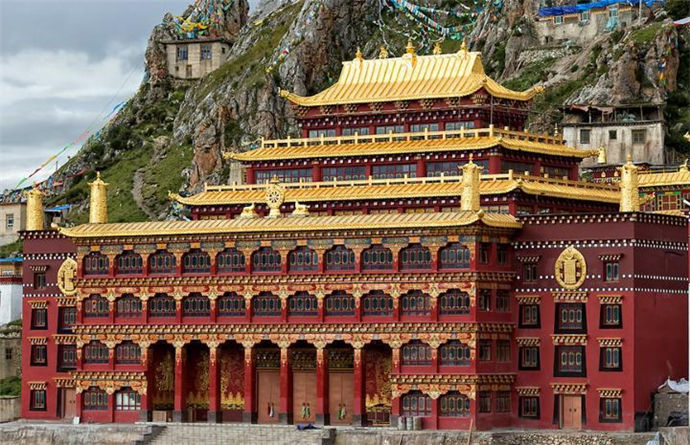 孜珠山在藏语中是"六个山头的山峰"的意思,而藏传佛教本教有"六道彼岩