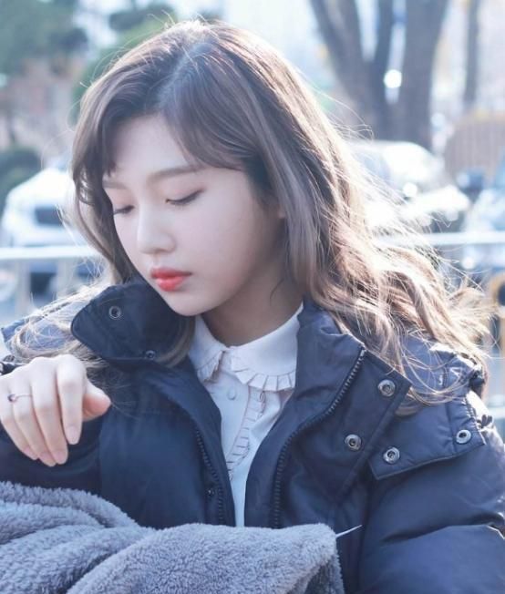 黑长直齐刘海配粉色外套|朴秀荣|齐刘海|粉色_新浪新闻