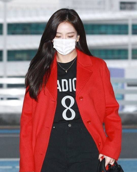 金智秀美出新高度,精致香芋紫西装搭配休闲裤