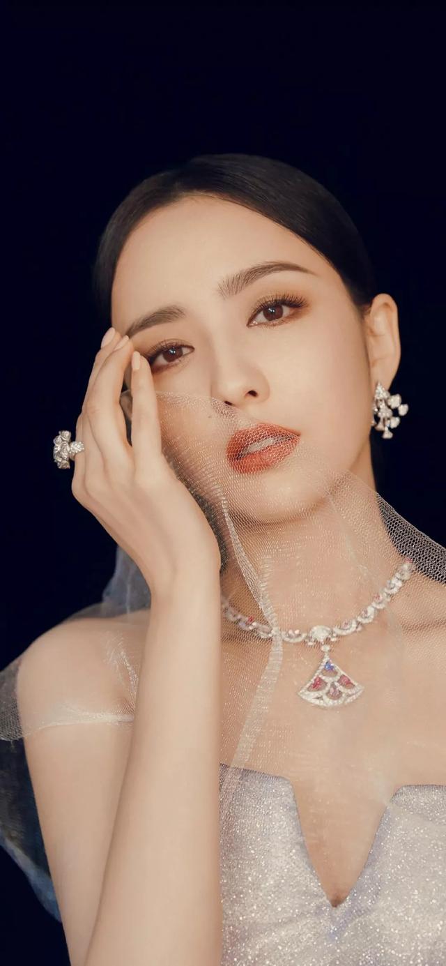 佟丽娅美得让人心颤,一身蓝色波点裙,端庄高雅,仙气飘飘