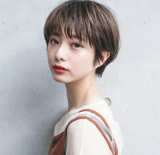 又刮起短发风了小姐姐这短发造型少见的高贵感可爱还性感