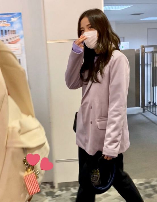 金智秀美出新高度,精致香芋紫西装搭配休闲裤