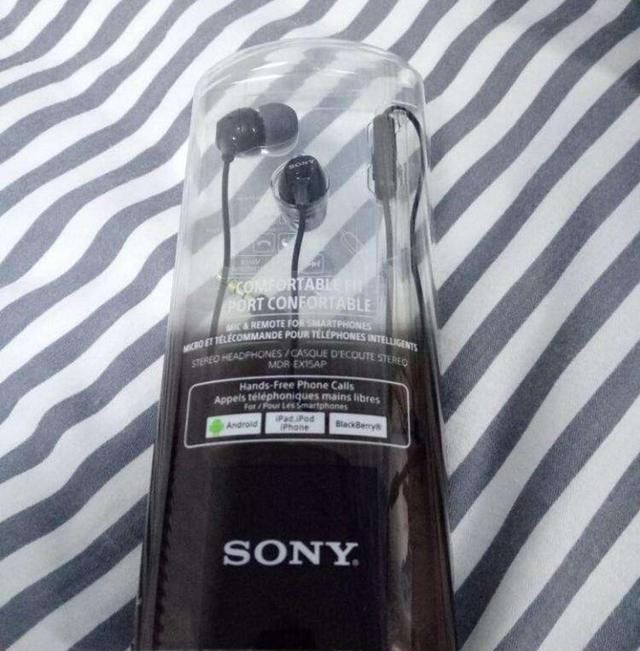 但同时,索尼耳机依然有入门级别的产品,比如比如索尼mdr-ex15ap,它是