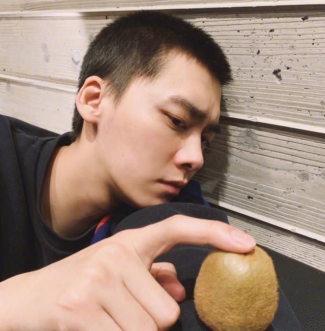 明星们花式秀发型李易峰猕猴桃pk肖战苹果头