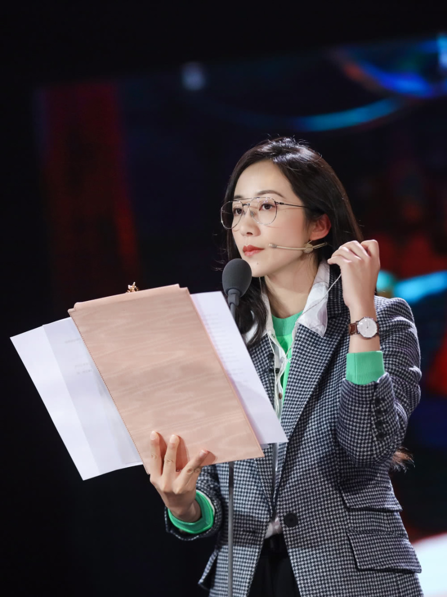 被37岁韩雪美到了,金边眼镜搭配格纹西装,优雅又高级!